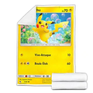 plaid carte pokémon pikachu sur fond blanc avec 2 plaid roulé sur le coté