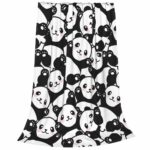 Plaid noir et blanc avec des motifs de tête de Panda avec des joues roses