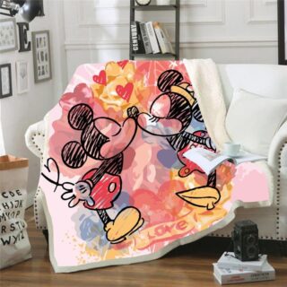 Plaid Mickey et Minnie en style dessin multicolore avec un fond multicolore posé sur un canapé blanc dans un salon avec du parquet