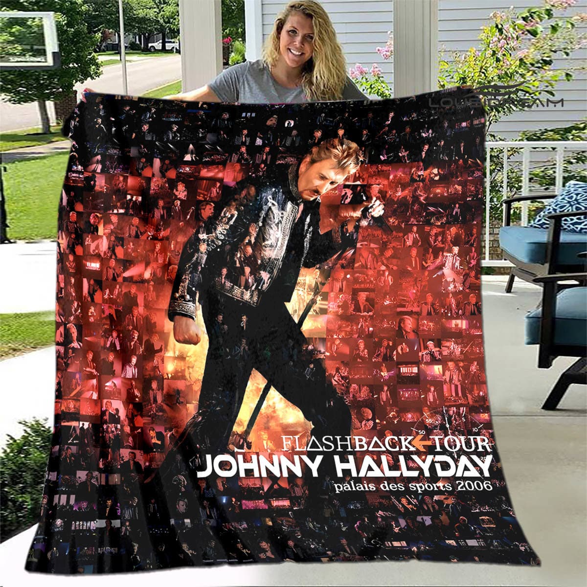 Plaid Johnny Hallyday vintage imprimé avec une femme qui porte le plaid