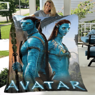 Plaid ultra doux Avatar avec une femme qui tien le plaid en grand pour voir l'image d'Avatar
