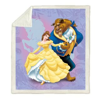 Plaid violet avec un dessin de la belle et la bête de Disney en train de danser, il est présenté sur fond blanc