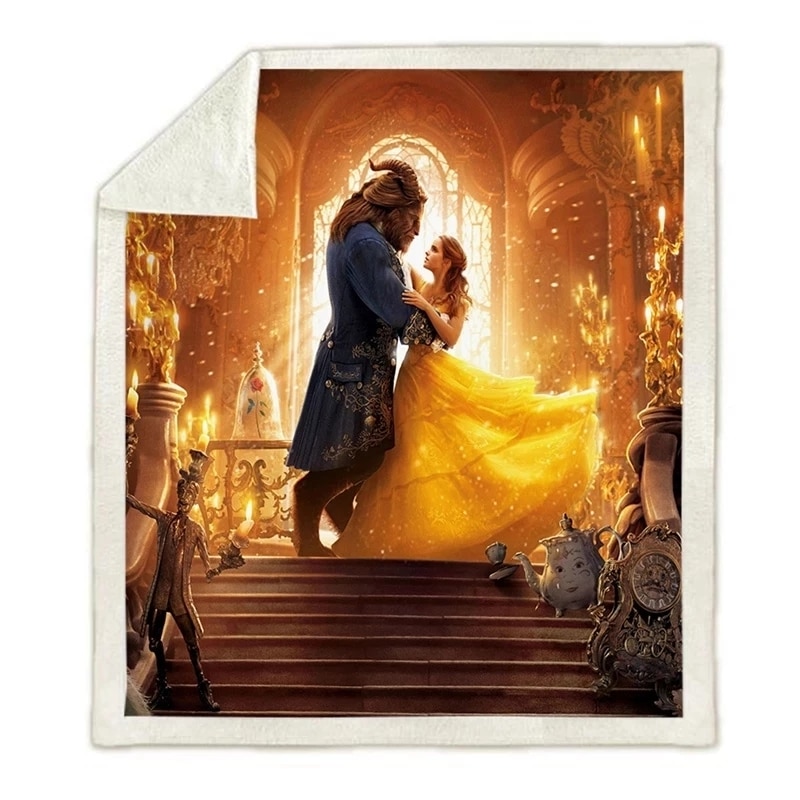 Plaid dorée avec un dessin de la belle et la bête de Disney en train de danser en haut des marches