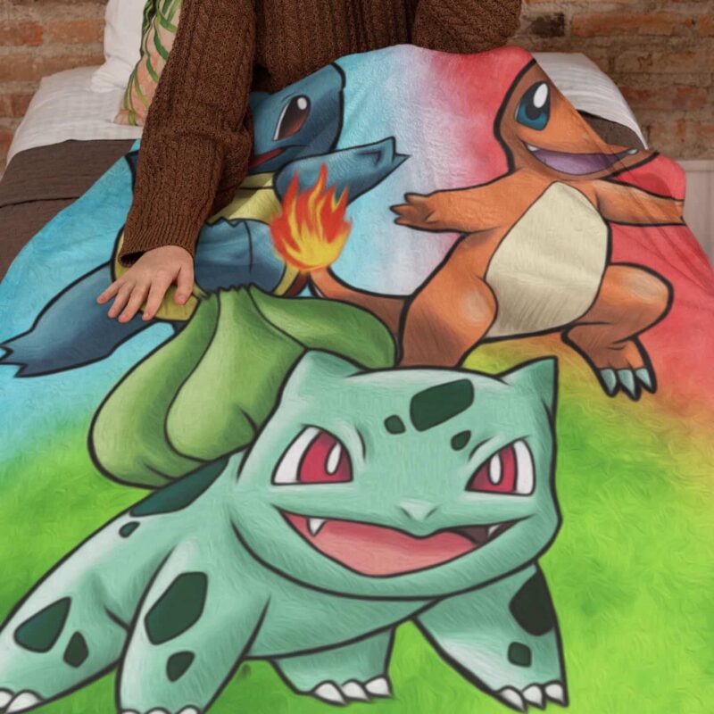 Un plaid pokémon posé sur une femme dont on voit la main.