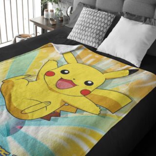 Un plaid pikachu électrisé posé sur un lit à couverture noire et tête de lit grise.