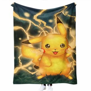plaid pokémon avec pikachu souriant et électrifié, tenu par une personne qui le tient ouvert et qui se trouve derrière pour que l'on voit le visuel