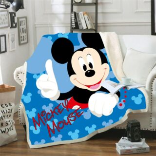 Plaid Mickey de couleur bleu, posé sur un canapé de couleur blanc