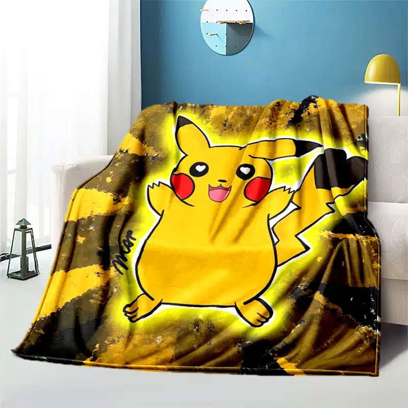Plaid Pokémon avec Pikachu en gros plan installé sur un canapé