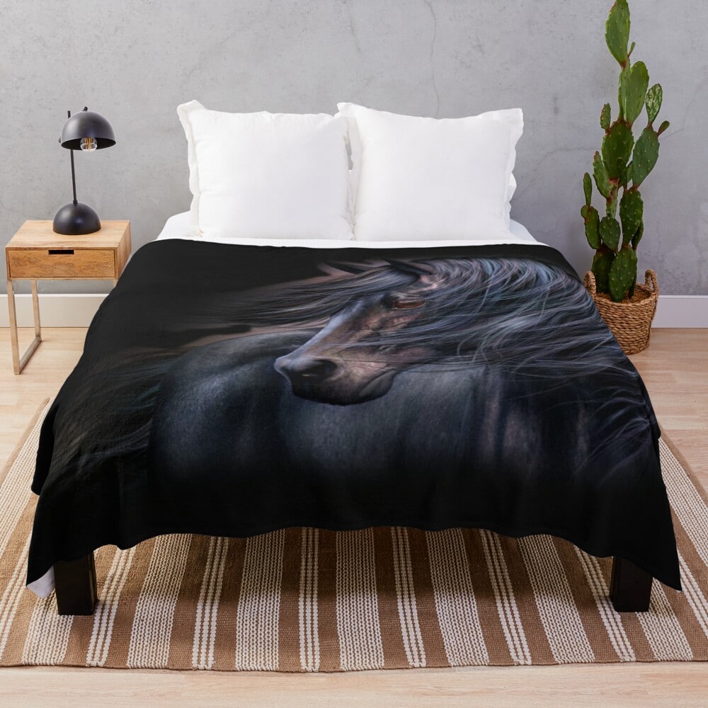 Plaid cheval noir avec la crinière au vent sur fond noir, présenté sur un lit