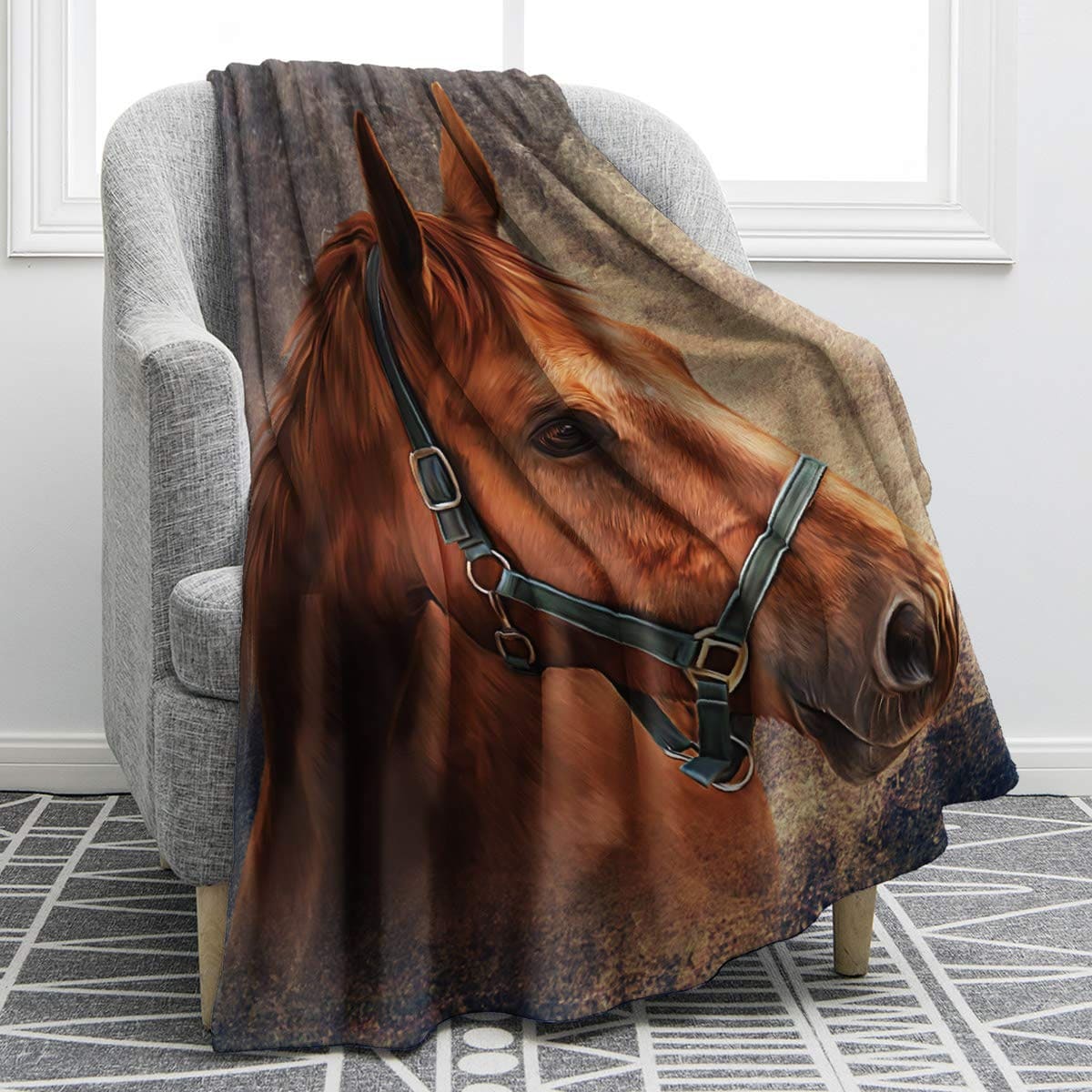 Plaid cheval tête de cheval marron grande taille, présenté drapé sur un fauteuil marron