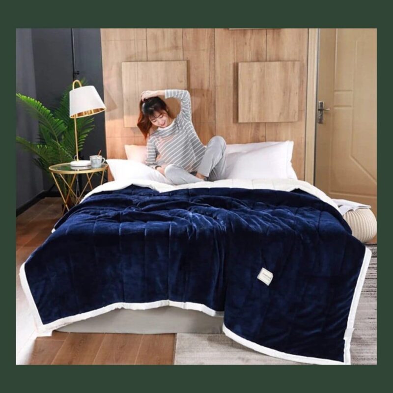 Jeune femme dans son lit qui profite de la chaleur de la couverture polaire lourde triple couche, dans sa chambre à coucher.