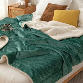 Plaid douceur sherpa en vert, sur un lit dans une chambre à coucher.