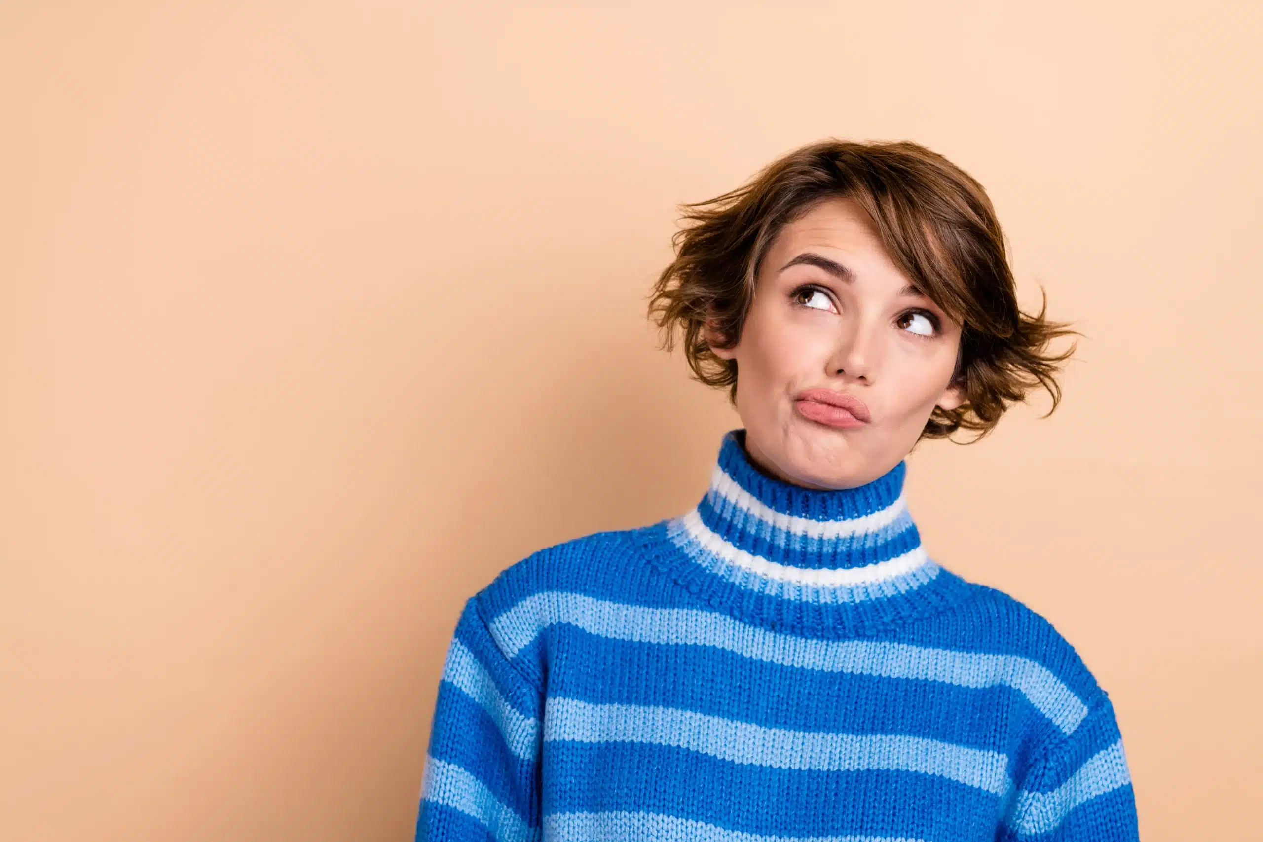Femme portant un pull plaid tendance bleu