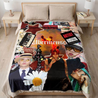 Un plaid Kpop Ubermensch G-Dragon coloré affichant un montage de photos de l'artiste G-Dragon avec des fleurs et des cassettes, posé délicatement sur un lit deux places.